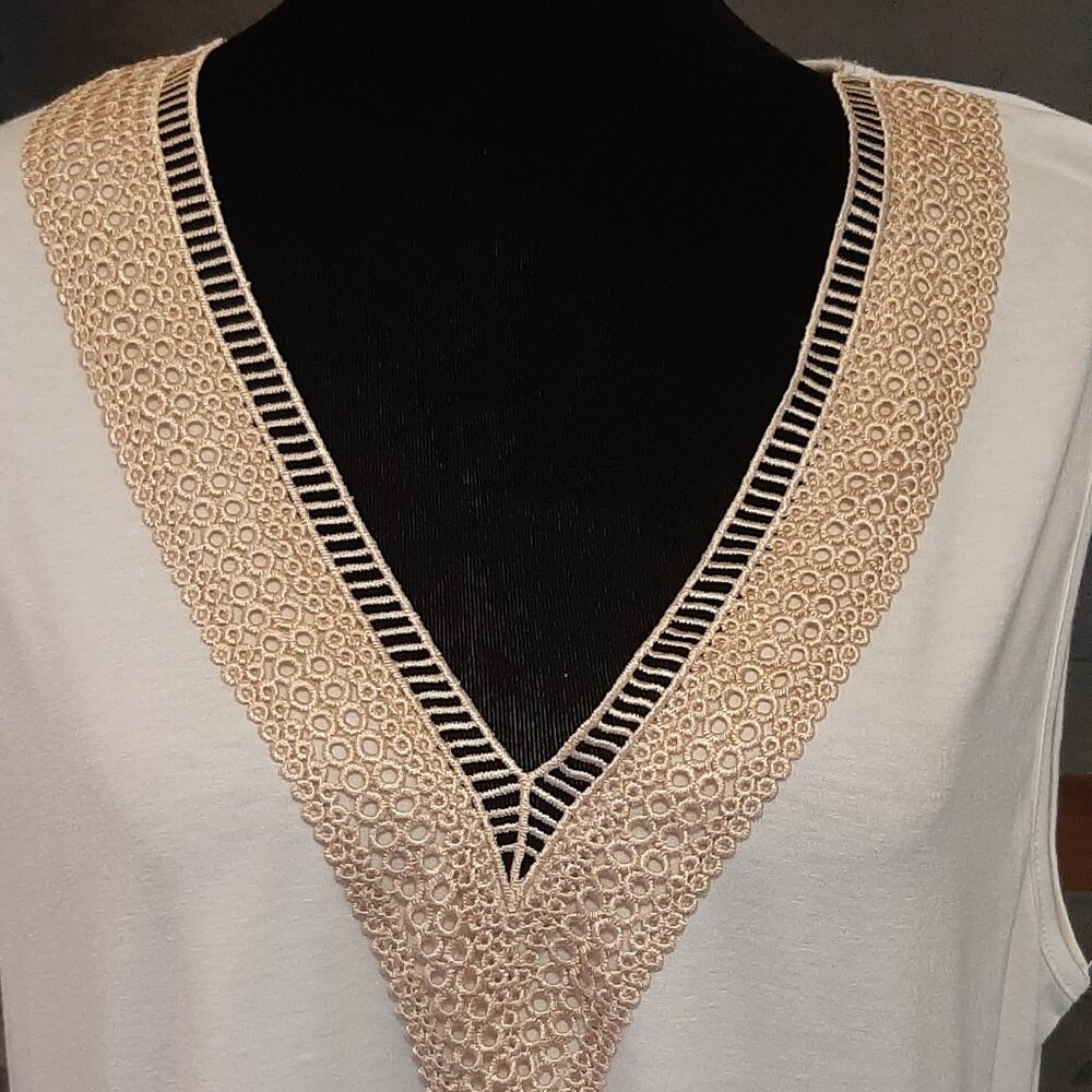 New Saukole V-Neck Embroidered Sleeveless Top Size L